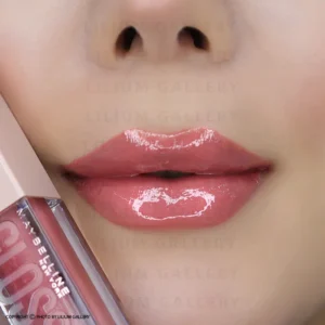 لیپ گلاس میبلین مدل لیفتر گلاس رنگ Silk-گالری لیلیوم